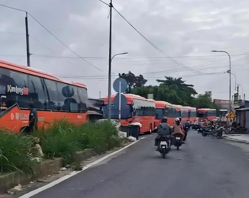 Đảm bảo an toàn, Vĩnh Long bố trí xe ô tô đưa đón cán bộ đi làm- Ảnh 1.