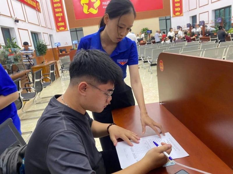 Thanh niên P . Hoa Lư hỗ trợ người dân trong chính quyền 2 cấp mới - Ảnh 3. Thanh niên P . Hoa Lư hỗ trợ người dân trong chính quyền 2 cấp mới - Ảnh 3.