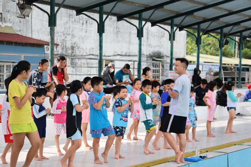 Đoàn viên Công an tỉnh Khánh Hòa mở lớp học bơi miễn phí cho trẻ em- Ảnh 1. Đoàn viên Công an tỉnh Khánh Hòa mở lớp học bơi miễn phí cho trẻ em- Ảnh 1.