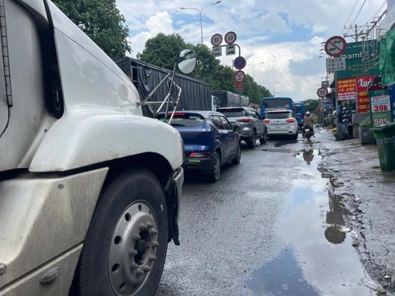 TP.HCM: Hai xe tông dải phân cách, đường Đỗ Mười ùn ứ kéo dài - Ảnh 3.