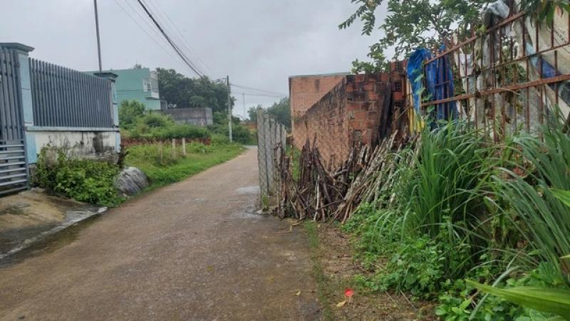 Xây hàng rào giữa đường để 'giữ đất nhà mình'- Ảnh 1.