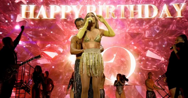 Jennifer Lopez gặp sự cố nhạy cảm khi đi diễn  - Ảnh 1.