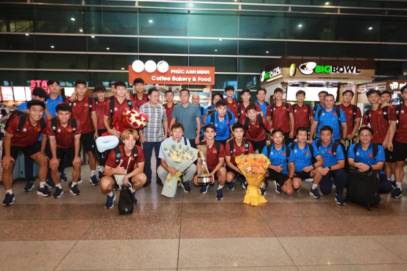 U.23 Việt Nam trở về trong vòng tay ấm áp của khán giả, thầy Kim nói lời từ đáy lòng- Ảnh 2. U.23 Việt Nam trở về trong vòng tay ấm áp của khán giả, thầy Kim nói lời từ đáy lòng- Ảnh 2.