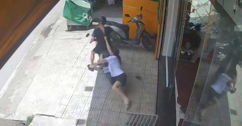 Kẻ cướp giật tiệm vàng ở TP.HCM khai gì?- Ảnh 2.