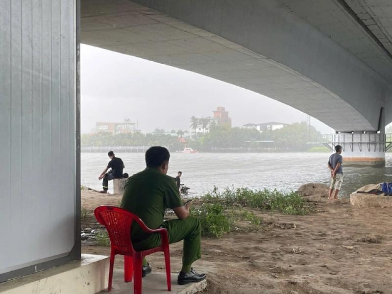 Tìm cô gái nhảy cầu, phát hiện 2 thi thể nam giới dưới sông Sài Gòn- Ảnh 1.