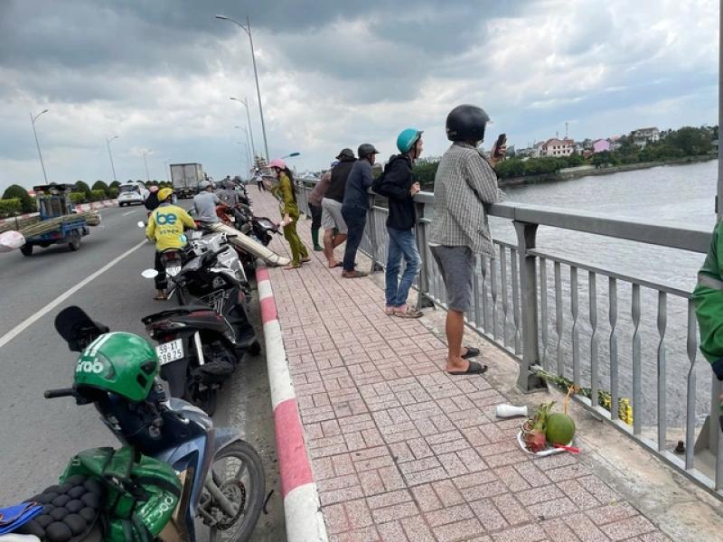 Tìm cô gái nhảy cầu, phát hiện 2 thi thể nam giới dưới sông Sài Gòn- Ảnh 2.