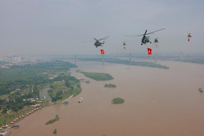 Trực thăng quân sự treo cờ bay diễu binh vào trung tâm Hà Nội- Ảnh 2. Trực thăng quân sự treo cờ bay diễu binh vào trung tâm Hà Nội- Ảnh 2.