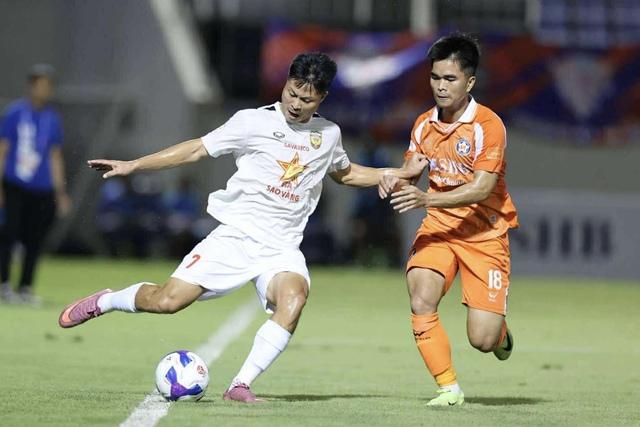 CLB Đà Nẵng thua cay đắng bởi bàn thắng phút bù giờ của đội Hà Tĩnh- Ảnh 1. CLB Đà Nẵng thua cay đắng bởi bàn thắng phút bù giờ của đội Hà Tĩnh- Ảnh 1.