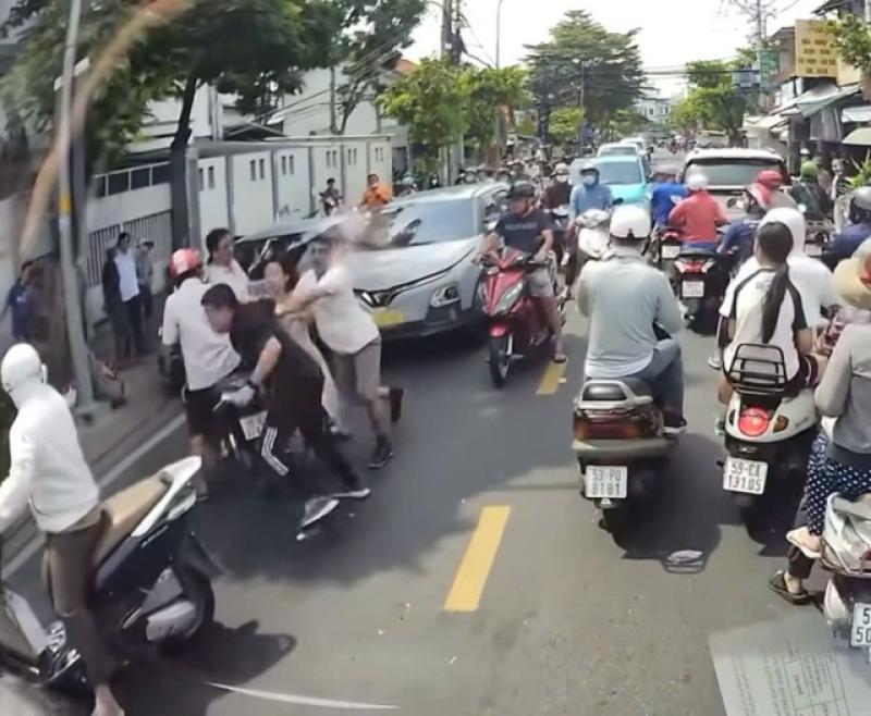 TP.HCM: 2 ô tô đậu giữa đường, 4 người đuổi đánh nhau gây ùn ứ giao thông- Ảnh 1.