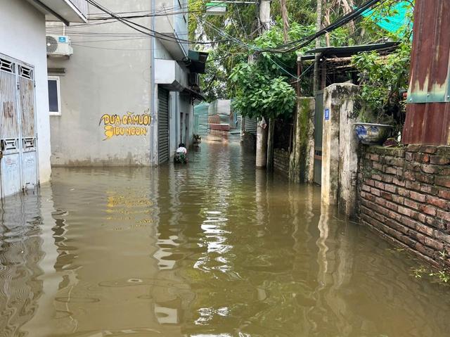 Xóm nhỏ Hà Nội nước ngập 6 ngày chưa rút- Ảnh 1.