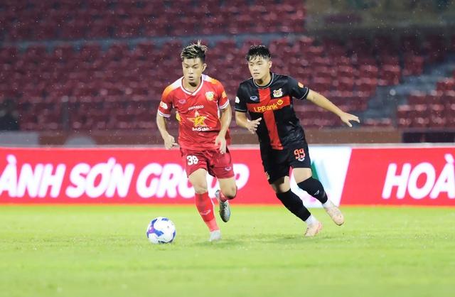 V-League: Cầu thủ trẻ bị ngoại binh chiếm đất - Ảnh 1. V-League: Cầu thủ trẻ bị ngoại binh chiếm đất - Ảnh 1.