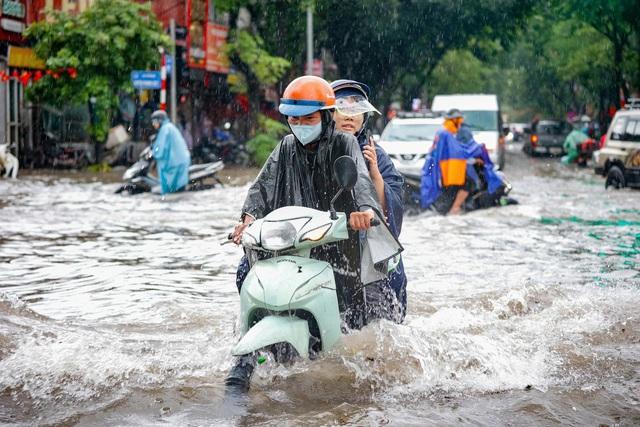 HAGL bị phạt vì lý do bất ngờ, V-League lo lắng các sân mất điện đột ngột sau mưa bão - Ảnh 2.