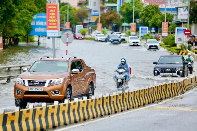Nhiều tuyến phố Thanh Hóa ngập lụt sau cơn bão số 5 gây thiệt hại lớn - Ảnh 1. Nhiều tuyến phố Thanh Hóa ngập lụt sau cơn bão số 5 gây thiệt hại lớn - Ảnh 1.