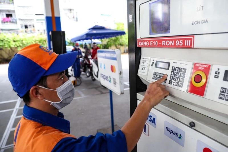 Xăng E10 vừa mở bán tác động gì đến ô tô đời cũ? - Ảnh 1.