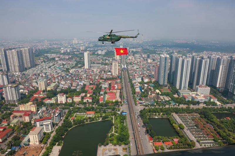 Trực thăng quân sự treo cờ bay diễu binh vào trung tâm Hà Nội- Ảnh 12. Trực thăng quân sự treo cờ bay diễu binh vào trung tâm Hà Nội- Ảnh 12.