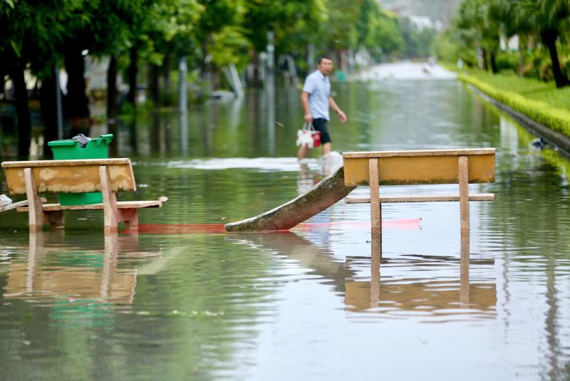 Nhiều tuyến phố Thanh Hóa ngập lụt sau cơn bão số 5 gây thiệt hại lớn - Ảnh 10. Nhiều tuyến phố Thanh Hóa ngập lụt sau cơn bão số 5 gây thiệt hại lớn - Ảnh 10.
