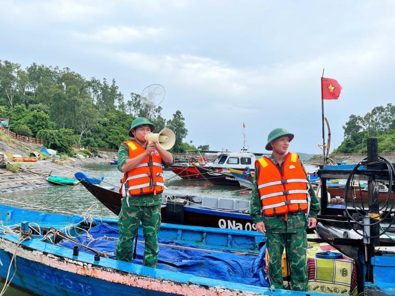 Bão số 5: Pháo sáng đỏ rực trời biển, biên phòng hối thúc ngư dân 'chạy' bão- Ảnh 1.