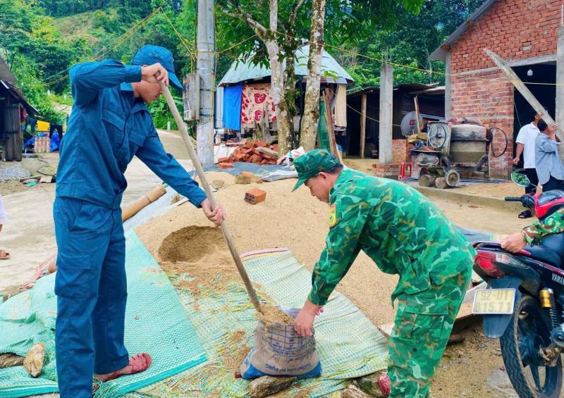 Đà Nẵng: Lực lượng vũ trang từ miền núi xuống biển, căng mình chống bão số 5- Ảnh 4. Đà Nẵng: Lực lượng vũ trang từ miền núi xuống biển, căng mình chống bão số 5- Ảnh 4.