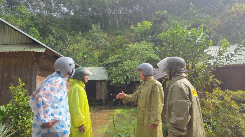 Đà Nẵng: Lực lượng vũ trang từ miền núi xuống biển, căng mình chống bão số 5- Ảnh 6. Đà Nẵng: Lực lượng vũ trang từ miền núi xuống biển, căng mình chống bão số 5- Ảnh 6.