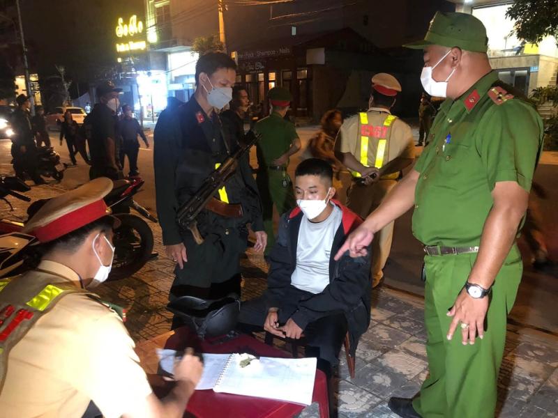 Mạnh tay với tội phạm đường phố, Công an Đà Nẵng bắt tạm giam nhiều 'báo thủ'- Ảnh 2.