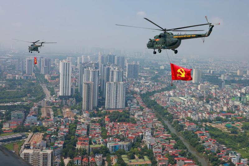 Trực thăng quân sự treo cờ bay diễu binh vào trung tâm Hà Nội- Ảnh 13. Trực thăng quân sự treo cờ bay diễu binh vào trung tâm Hà Nội- Ảnh 13.