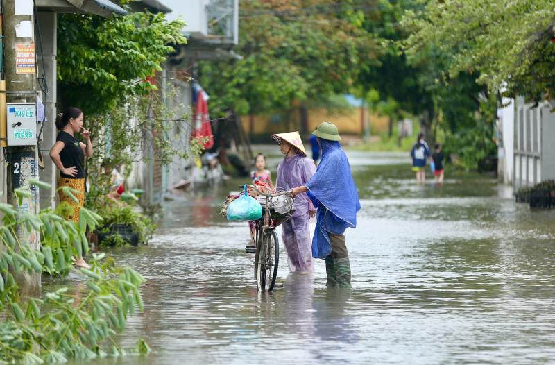 Nhiều tuyến phố Thanh Hóa ngập lụt sau cơn bão số 5 gây thiệt hại lớn - Ảnh 11. Nhiều tuyến phố Thanh Hóa ngập lụt sau cơn bão số 5 gây thiệt hại lớn - Ảnh 11.
