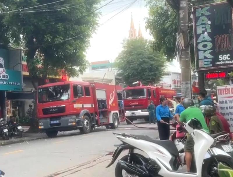 Cháy nhà hàng ẩm thực trên đường Nguyễn Văn Quá ở TP.HCM- Ảnh 2.