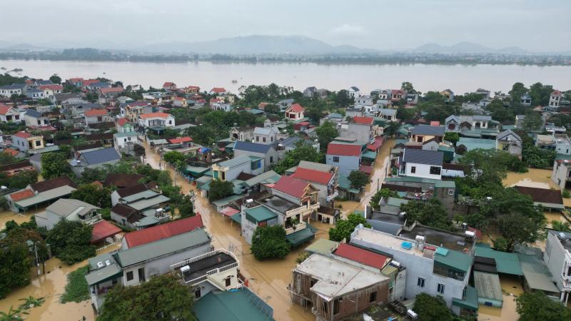 Hình ảnh hàng ngàn ngôi nhà ở Thanh Hóa ngập trong nước lũ - Ảnh 9. Hình ảnh hàng ngàn ngôi nhà ở Thanh Hóa ngập trong nước lũ - Ảnh 9.