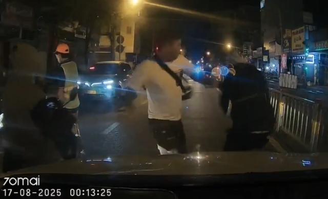 Tài xế ô tô bị hành hung: Công an TP.HCM đưa người liên quan về làm rõ- Ảnh 1.