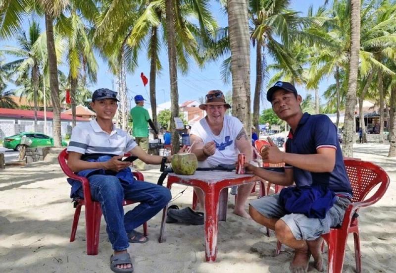 Vụ tìm thấy nhẫn cầu hôn ở biển Cửa Đại: Con người Việt Nam thật tuyệt vời!- Ảnh 2.