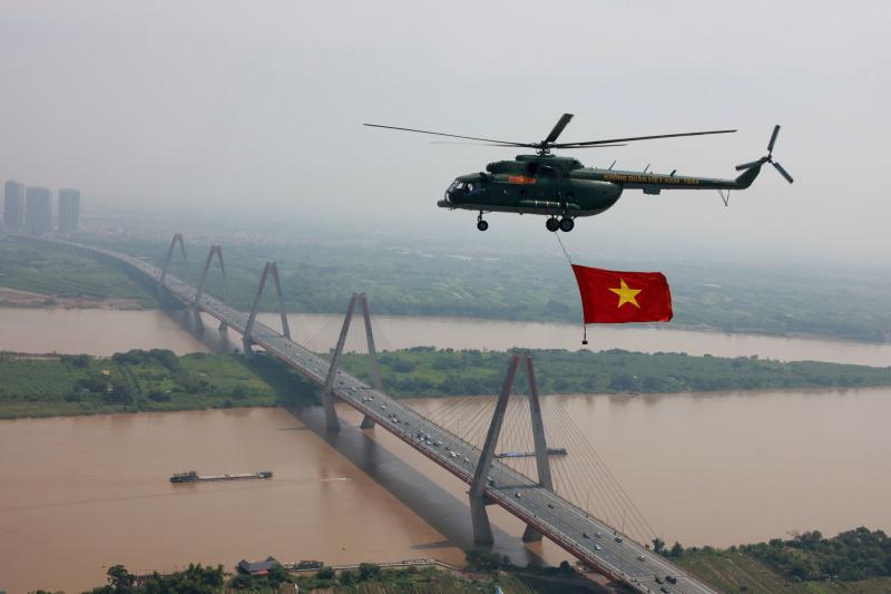 Trực thăng quân sự treo cờ bay diễu binh vào trung tâm Hà Nội- Ảnh 4. Trực thăng quân sự treo cờ bay diễu binh vào trung tâm Hà Nội- Ảnh 4.