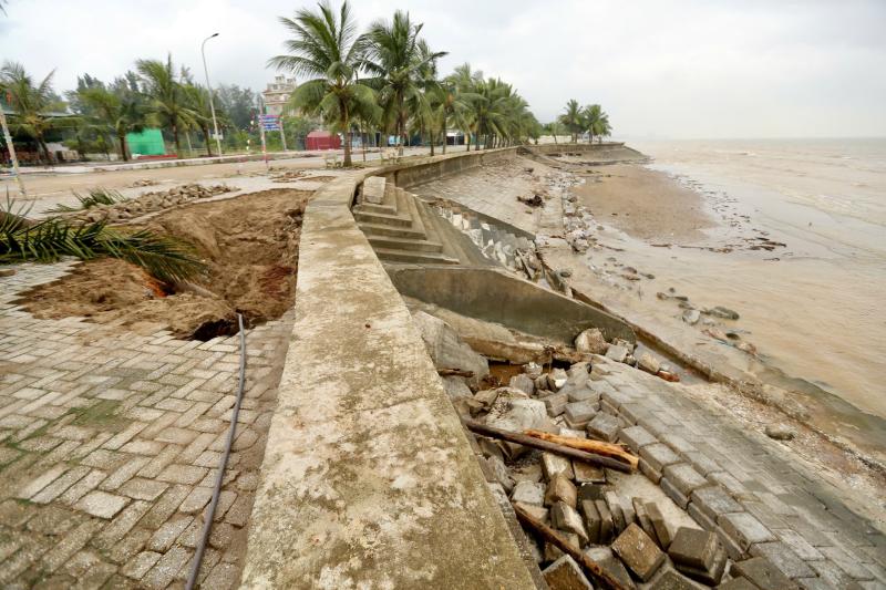 Kè biển Hải Tiến nứt toác sau bão số 5 , thiệt hại lớn cho thanh hóa - Ảnh 2.