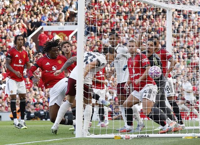 M.U thi đấu thảm họa, thua đau Arsenal trên sân nhà: HLV Amorim phải trả giá đắt vì…- Ảnh 1. M.U thi đấu thảm họa, thua đau Arsenal trên sân nhà: HLV Amorim phải trả giá đắt vì…- Ảnh 1.