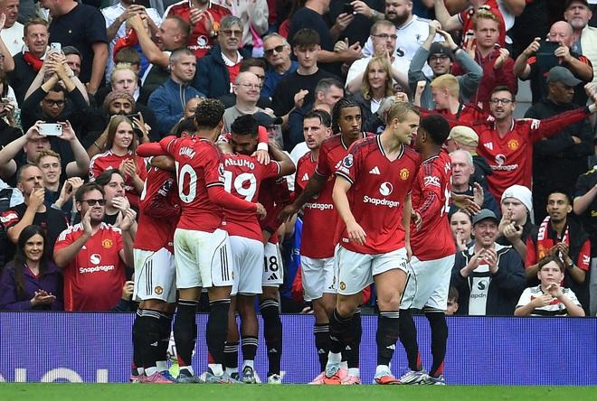 VAR 'trao' phạt đền phút 90+7, M.U thắng hú vía Burnley: HLV Amorim còn lâu mới hết lo- Ảnh 2. VAR 'trao' phạt đền phút 90+7, M.U thắng hú vía Burnley: HLV Amorim còn lâu mới hết lo- Ảnh 2.