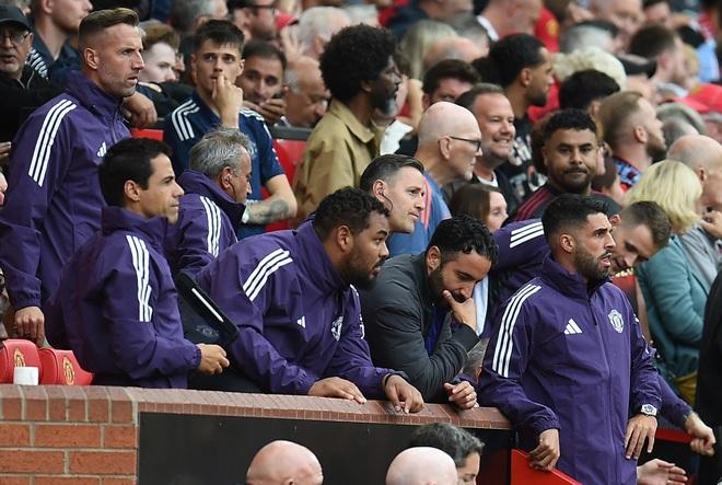 VAR 'trao' phạt đền phút 90+7, M.U thắng hú vía Burnley: HLV Amorim còn lâu mới hết lo- Ảnh 3. VAR 'trao' phạt đền phút 90+7, M.U thắng hú vía Burnley: HLV Amorim còn lâu mới hết lo- Ảnh 3.