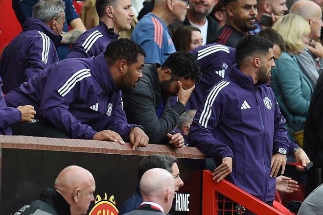 VAR 'trao' phạt đền phút 90+7, M.U thắng hú vía Burnley: HLV Amorim còn lâu mới hết lo- Ảnh 4. VAR 'trao' phạt đền phút 90+7, M.U thắng hú vía Burnley: HLV Amorim còn lâu mới hết lo- Ảnh 4.
