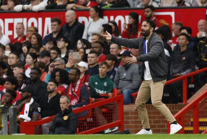 VAR 'trao' phạt đền phút 90+7, M.U thắng hú vía Burnley: HLV Amorim còn lâu mới hết lo- Ảnh 5. VAR 'trao' phạt đền phút 90+7, M.U thắng hú vía Burnley: HLV Amorim còn lâu mới hết lo- Ảnh 5.