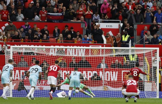 VAR 'trao' phạt đền phút 90+7, M.U thắng hú vía Burnley: HLV Amorim còn lâu mới hết lo- Ảnh 7. VAR 'trao' phạt đền phút 90+7, M.U thắng hú vía Burnley: HLV Amorim còn lâu mới hết lo- Ảnh 7.