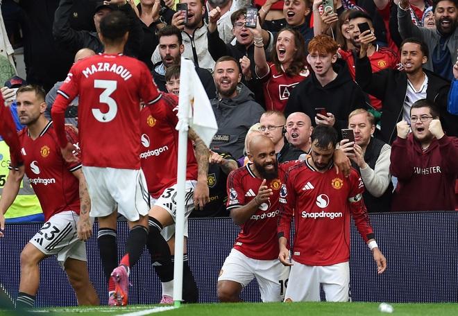 VAR 'trao' phạt đền phút 90+7, M.U thắng hú vía Burnley: HLV Amorim còn lâu mới hết lo- Ảnh 6. VAR 'trao' phạt đền phút 90+7, M.U thắng hú vía Burnley: HLV Amorim còn lâu mới hết lo- Ảnh 6.