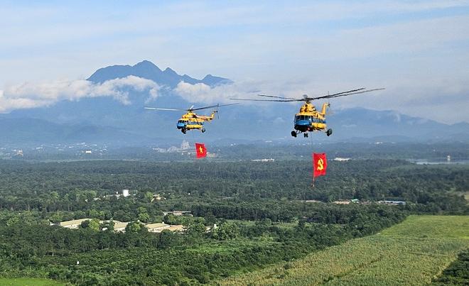 10 trực thăng huấn luyện bay kéo cờ Đảng, cờ Tổ quốc trên bầu trời Hà Nội- Ảnh 7. 10 trực thăng huấn luyện bay kéo cờ Đảng, cờ Tổ quốc trên bầu trời Hà Nội- Ảnh 7.