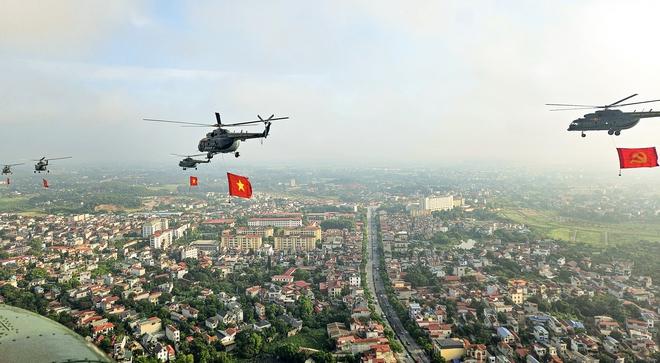 10 trực thăng huấn luyện bay kéo cờ Đảng, cờ Tổ quốc trên bầu trời Hà Nội- Ảnh 9. 10 trực thăng huấn luyện bay kéo cờ Đảng, cờ Tổ quốc trên bầu trời Hà Nội- Ảnh 9.