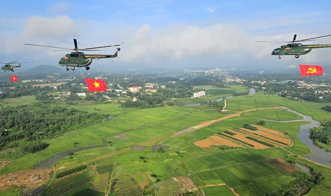 10 trực thăng huấn luyện bay kéo cờ Đảng, cờ Tổ quốc trên bầu trời Hà Nội- Ảnh 6. 10 trực thăng huấn luyện bay kéo cờ Đảng, cờ Tổ quốc trên bầu trời Hà Nội- Ảnh 6.