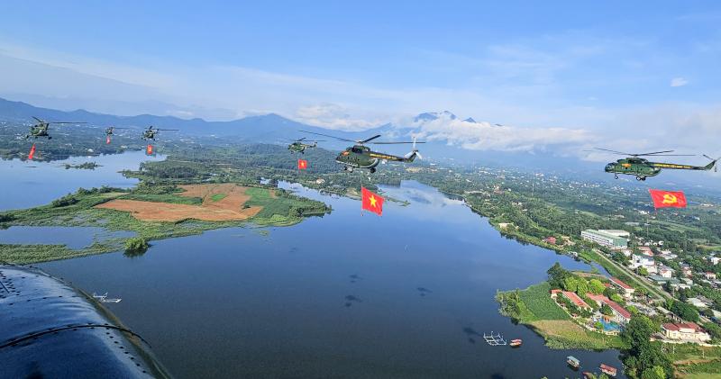 10 trực thăng huấn luyện bay kéo cờ Đảng, cờ Tổ quốc trên bầu trời Hà Nội- Ảnh 3. 10 trực thăng huấn luyện bay kéo cờ Đảng, cờ Tổ quốc trên bầu trời Hà Nội- Ảnh 3.