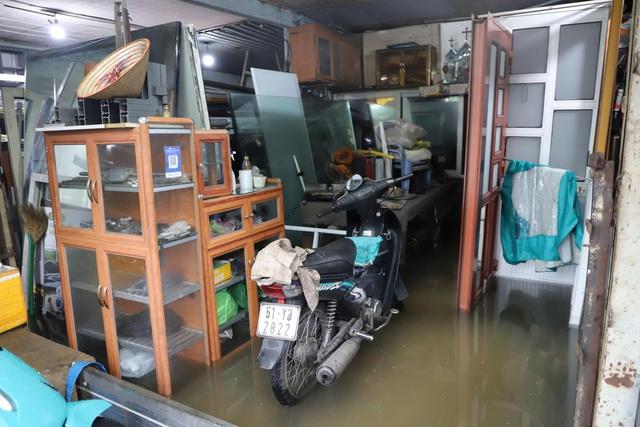 TP.HCM: Ngập sâu, người đi đường 'chôn chân' chờ nước rút - Ảnh 2.