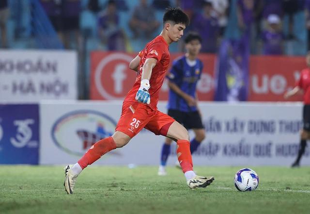 HLV Kim Sang-sik liên tiếp nhận tin vui- Ảnh 1. HLV Kim Sang-sik liên tiếp nhận tin vui- Ảnh 1.