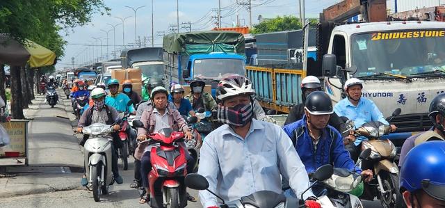 Ô tô lật ngửa trên dốc cầu Bình Thuận, gia đình 4 người may mắn thoát nạn- Ảnh 2. Ô tô lật ngửa trên dốc cầu Bình Thuận, gia đình 4 người may mắn thoát nạn- Ảnh 2.