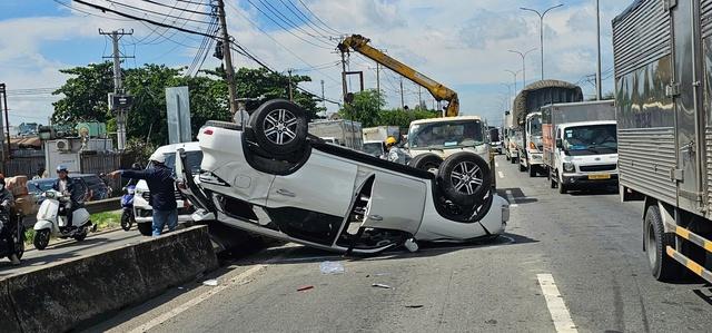 Ô tô lật ngửa trên dốc cầu Bình Thuận, gia đình 4 người may mắn thoát nạn- Ảnh 1. Ô tô lật ngửa trên dốc cầu Bình Thuận, gia đình 4 người may mắn thoát nạn- Ảnh 1.