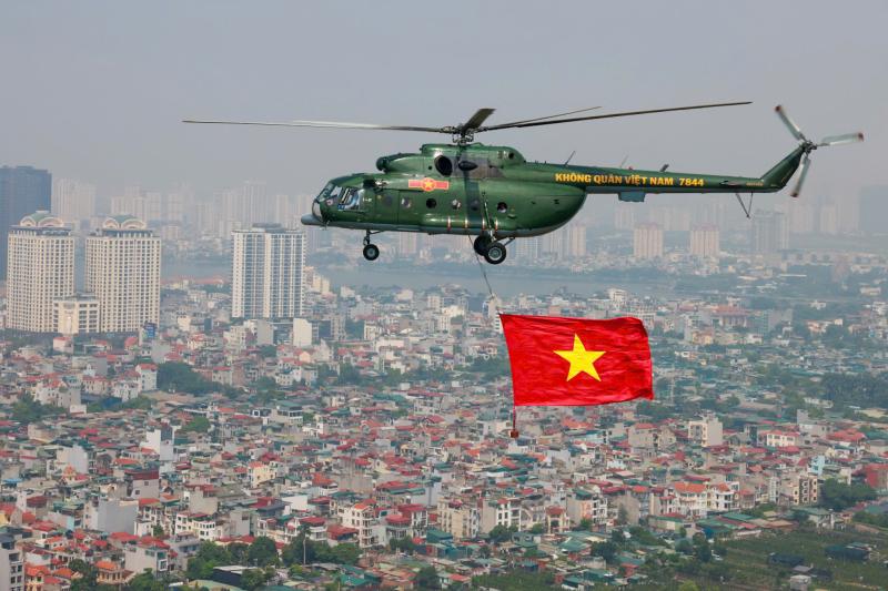 Trực thăng quân sự treo cờ bay diễu binh vào trung tâm Hà Nội- Ảnh 5. Trực thăng quân sự treo cờ bay diễu binh vào trung tâm Hà Nội- Ảnh 5.