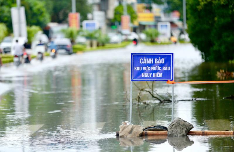 Nhiều tuyến phố Thanh Hóa ngập lụt sau cơn bão số 5 gây thiệt hại lớn - Ảnh 3. Nhiều tuyến phố Thanh Hóa ngập lụt sau cơn bão số 5 gây thiệt hại lớn - Ảnh 3.