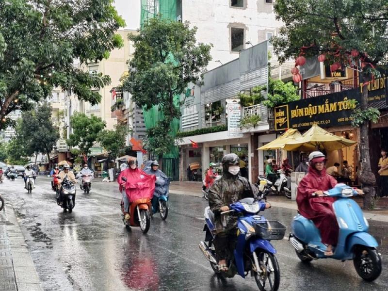 Mưa giông đang phát triển mạnh ở TP.HCM, nơi nào sẽ có mưa to?  - Ảnh 1.
